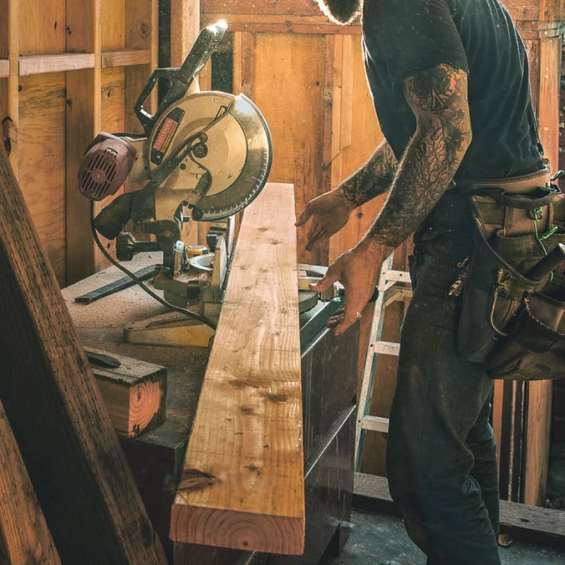stolarz pracuje z drewnem